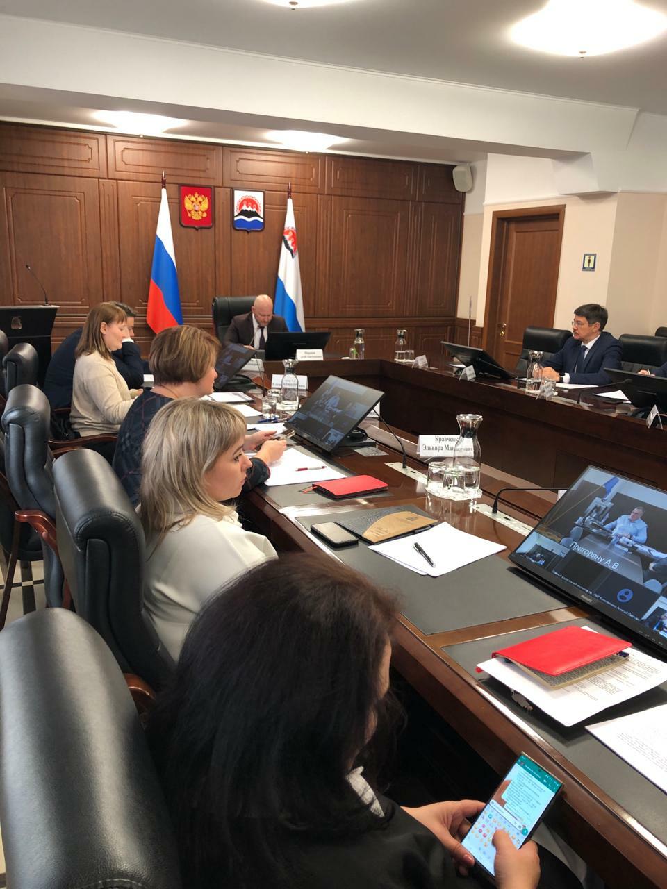 Вопросы погашения задолженности предприятий ЖКХ и организаций бюджетной сферы за предоставленные коммунальные услуги обсудили в Правительстве Камчатского края